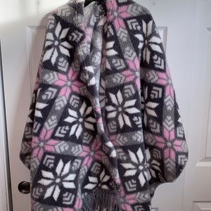 Gray and pink wrap